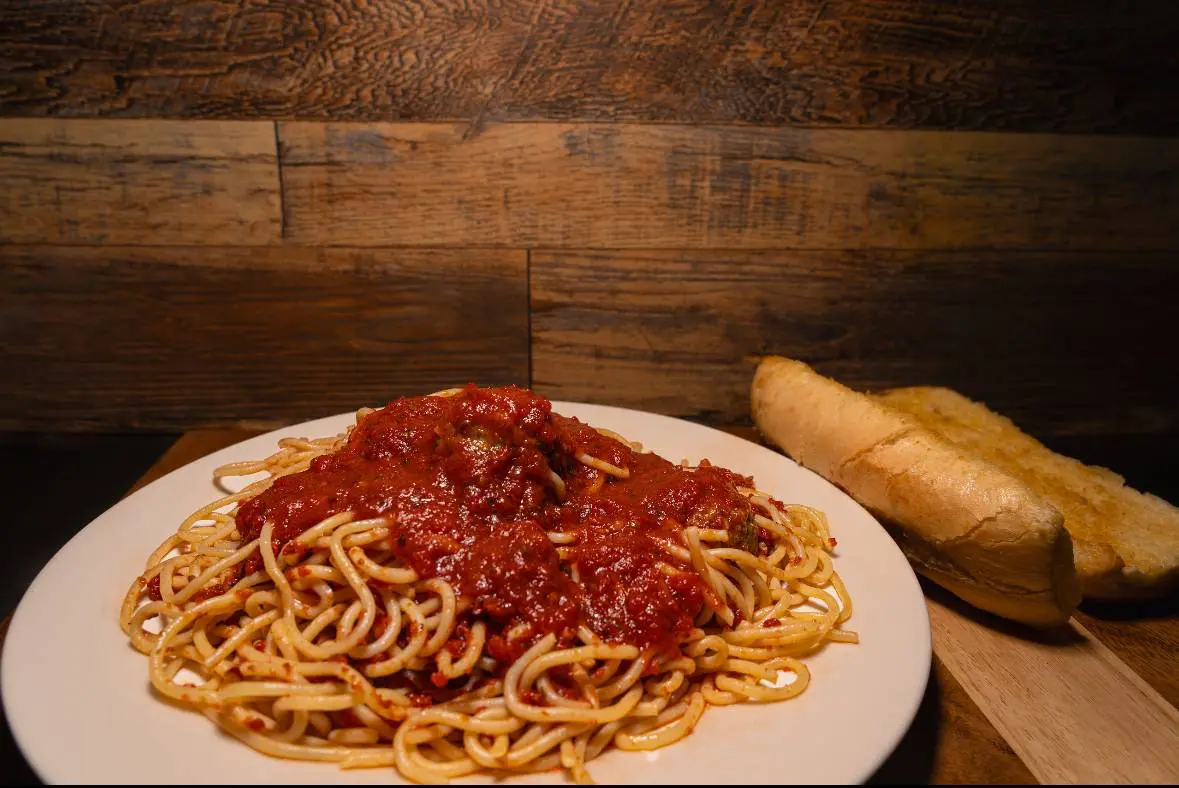 Spaghetti with marinara sauce and garlic bread.